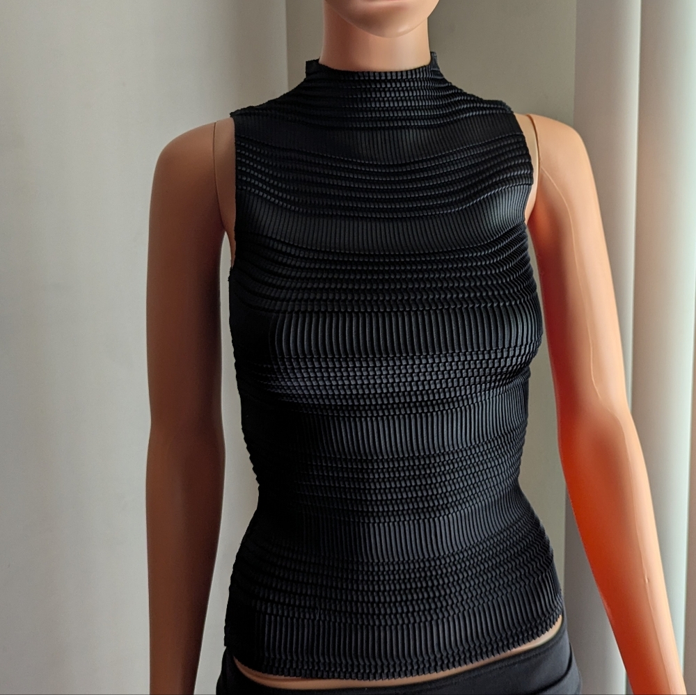 Vintage Pleated NICOLA Black Top with Stylish Crinkle Design